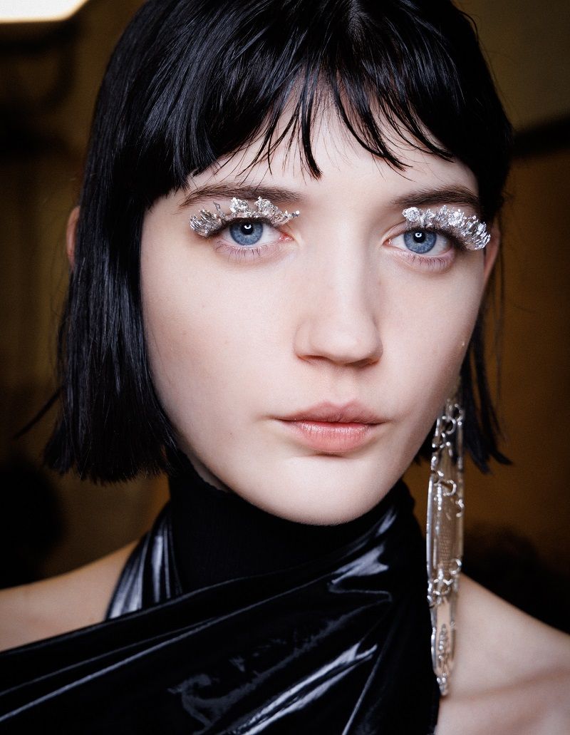 رسمات عيون جريئة من أسبوع الموضة في باريس لموسم خريف وشتاء 2025