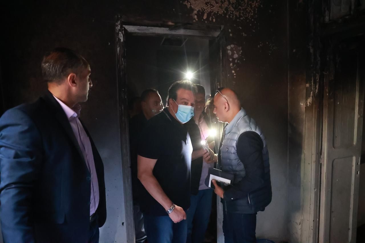 وزير الصحة يتفقد مبنى المعامل المركزية المتضرر من حريق الأكشاك