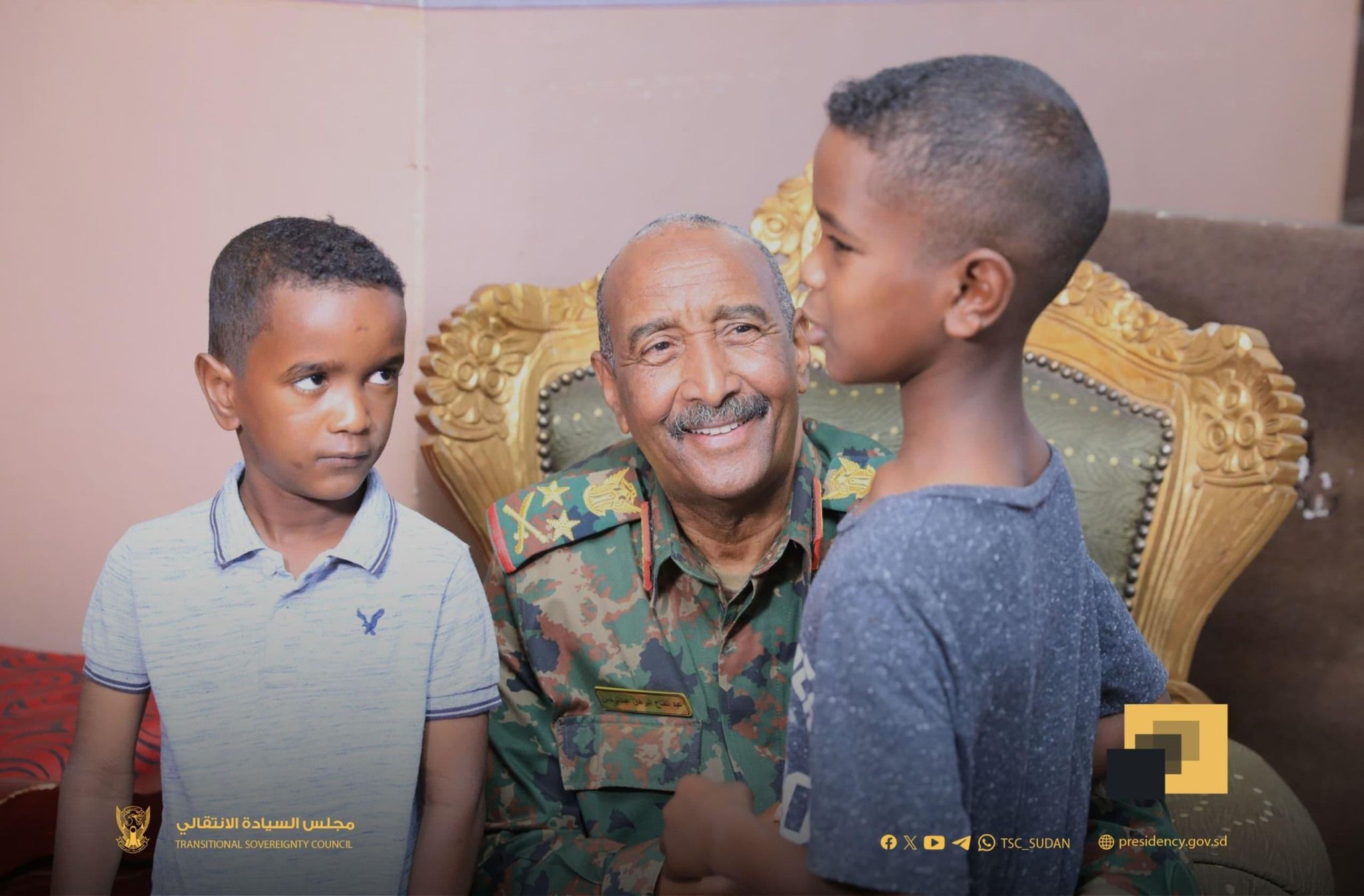 شاهد بالصور.. رئيس مجلس السيادة يواسي أسرة وأطفال الشهيد اللواء “بحر”