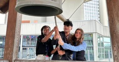 اختيار فتاة متطوعة بصندوق مكافحة الإدمان لقرع الأجراس من أجل السلام بفيينا