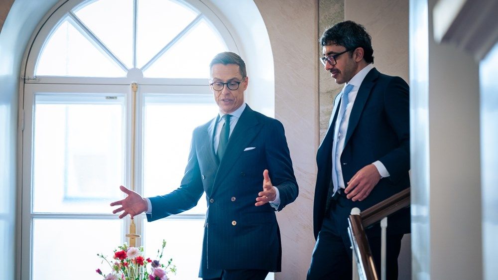 تسلم رسالة خطية من رئيس الدولة.. رئيس فنلندا يستقبل عبدالله بن زايد في هلسنكي