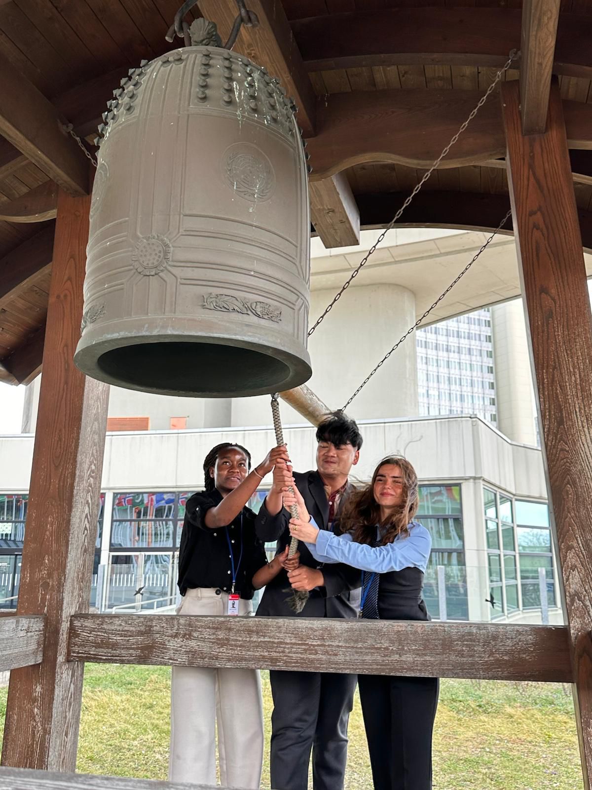 اختيار فتاة متطوعة بصندوق مكافحة الإدمان لقرع الأجراس من أجل السلام بفيينا