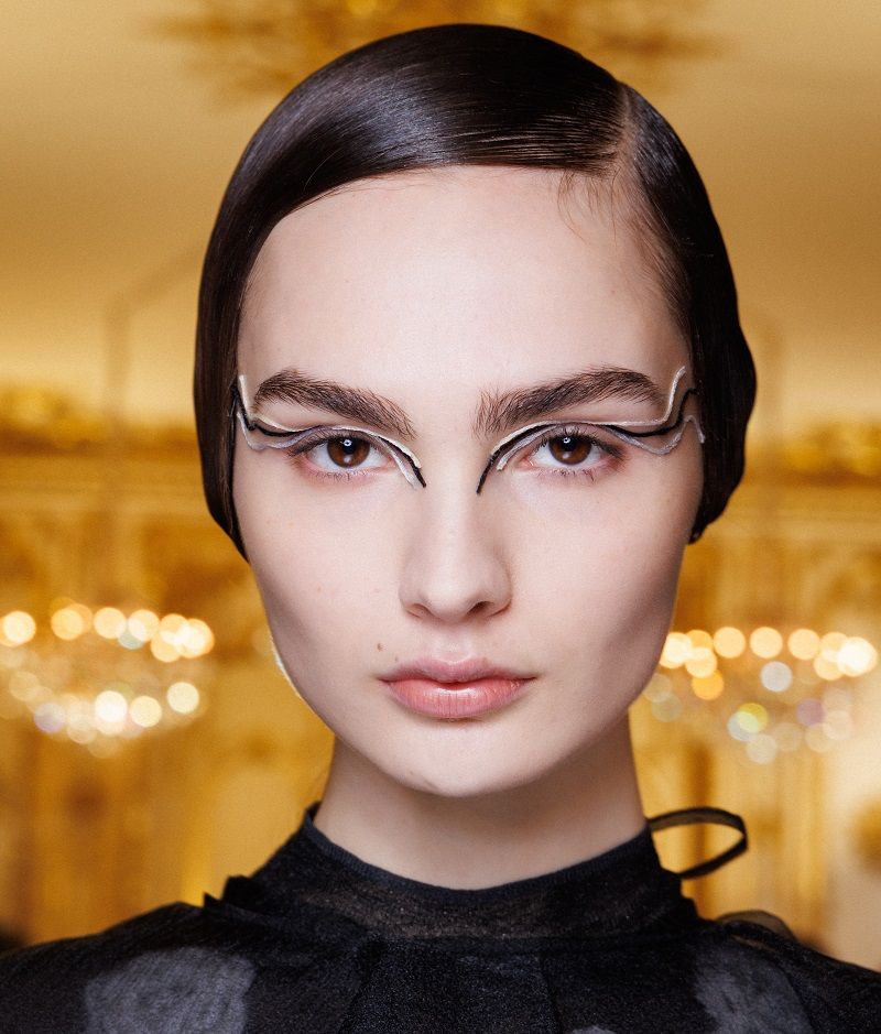 رسمات عيون جريئة من أسبوع الموضة في باريس لموسم خريف وشتاء 2025