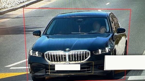 «رادارات شرطة دبي الذكية» ترصد سائق أجلس طفله في حضنه أثناء القيادة مُعرضاً حياتهما للخطر