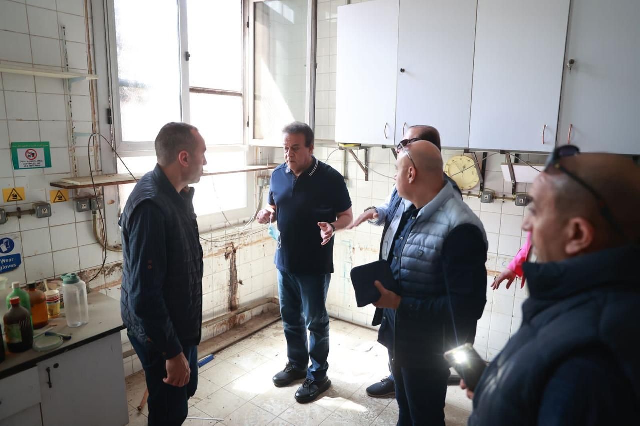 وزير الصحة يتفقد مبنى المعامل المركزية المتضرر من حريق الأكشاك