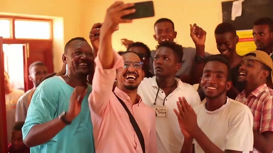 شاهد بالفيديو.. الفنان طه سليمان يذرف الدموع ويبكي مع جيرانه بعد تحرير الجيش لحي “شمبات” والعودة إليه من جديد