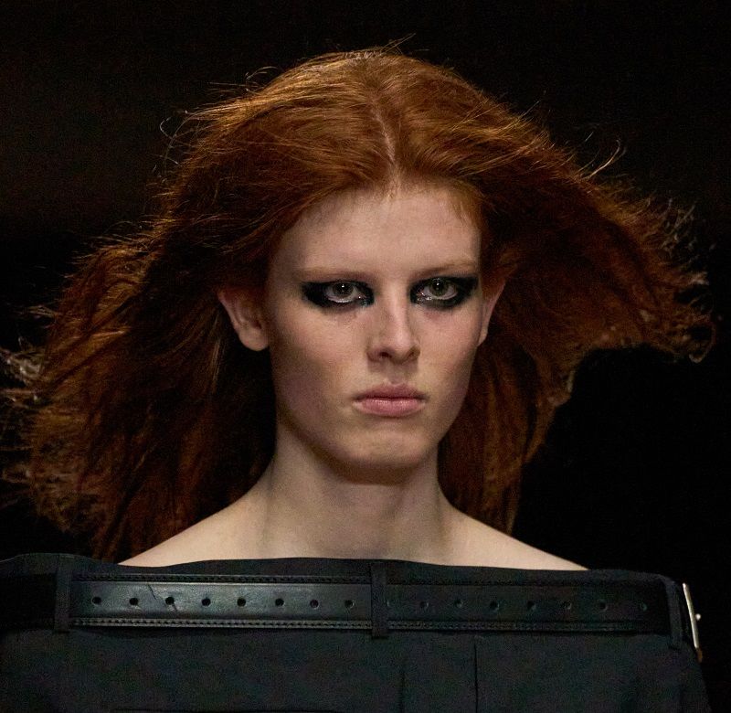 رسمات عيون جريئة من أسبوع الموضة في باريس لموسم خريف وشتاء 2025