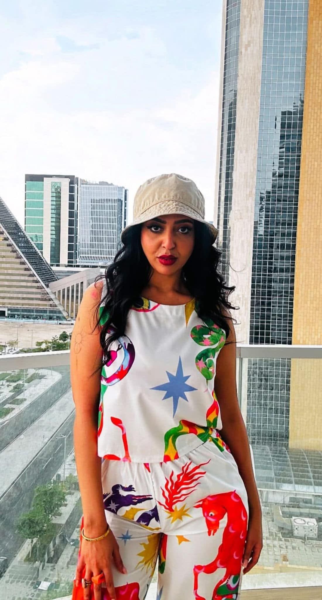 شاهد بالصور.. المذيعة شهد المهندس تشعل مواقع التواصل بإطلالة مثيرة للجدل والجمهور: (يعني فكيتي العرش رسمي)