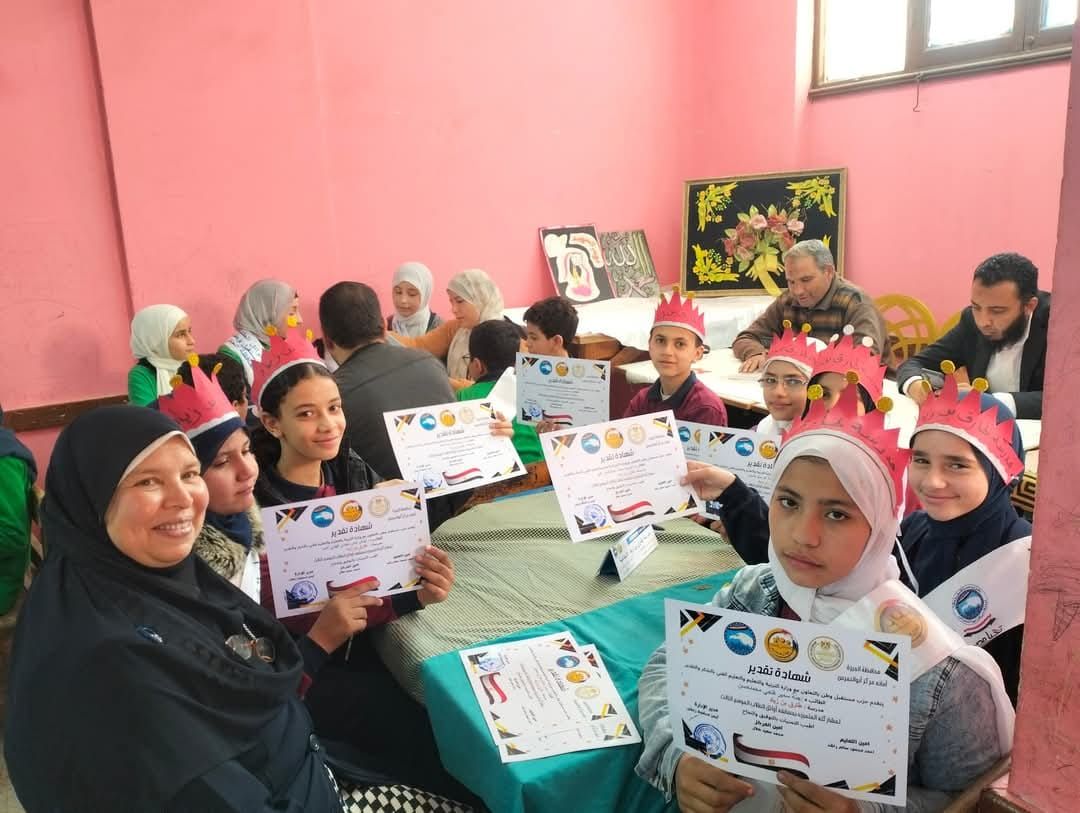 مدرسة طارق بن زياد الابتدائية تفوز بالمركز الأول فى مسابقة أوائل الطلبة بمركز أبو النمرس.. صور