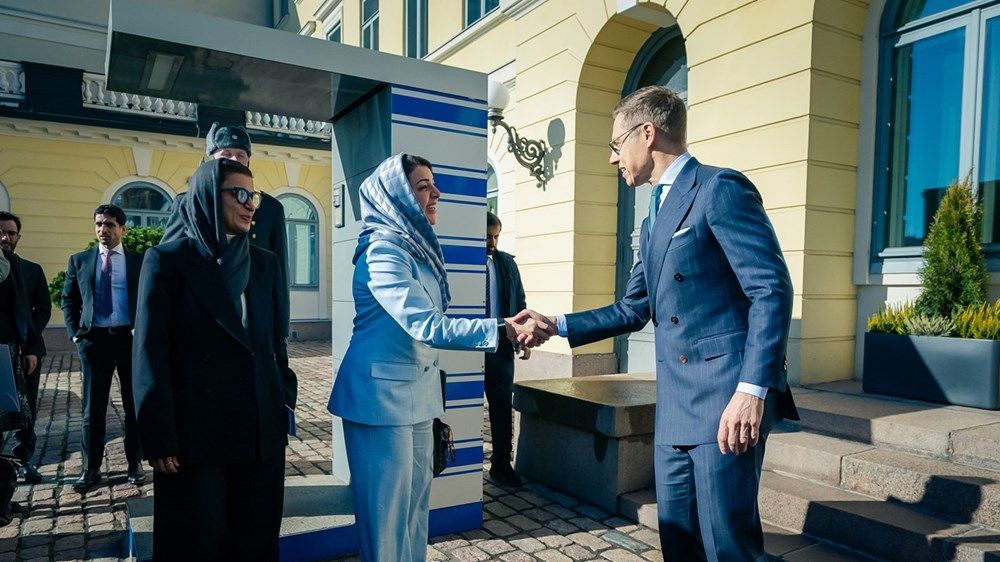 تسلم رسالة خطية من رئيس الدولة.. رئيس فنلندا يستقبل عبدالله بن زايد في هلسنكي