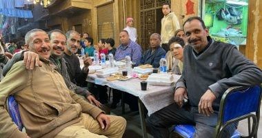 اللمة الحلوة.. أهالى إمبابة يجتمعون على مائدة إفطار الـ500 متر بأحد شوارع البصراوى