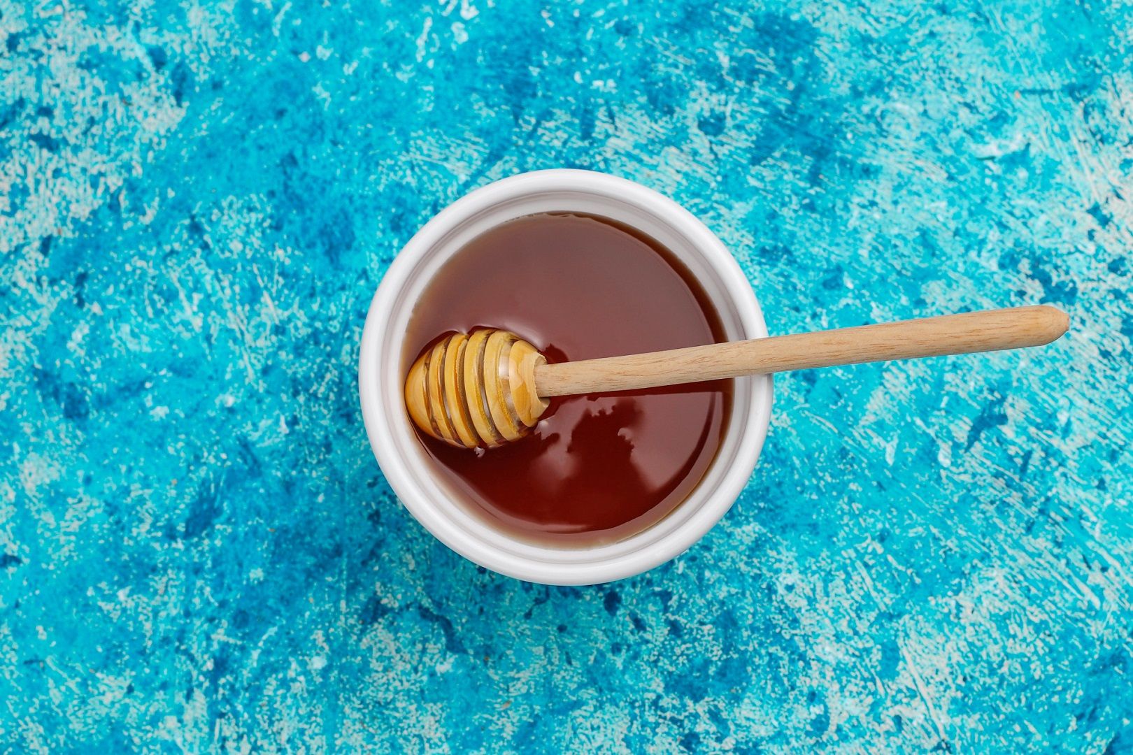 فوائد العسل الأسود للبشرة.. اكتشفي انعكاس هذا المكون الطبيعي على جمالك