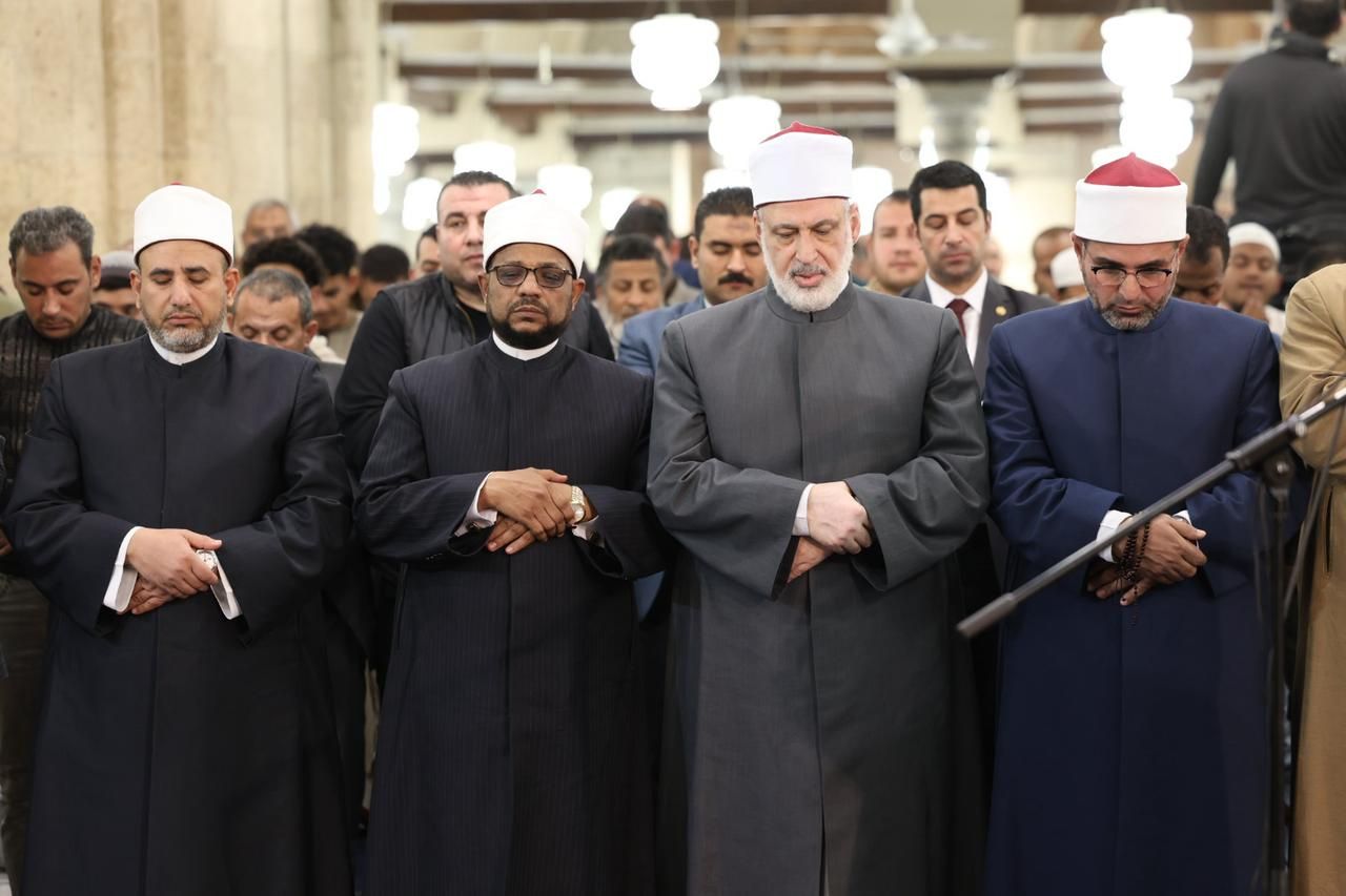 في الليلة الخامسة عشر من رمضان.. الجامع الأزهر كامل العدد لأداء صلاتي العشاء والتراويح.. صور
