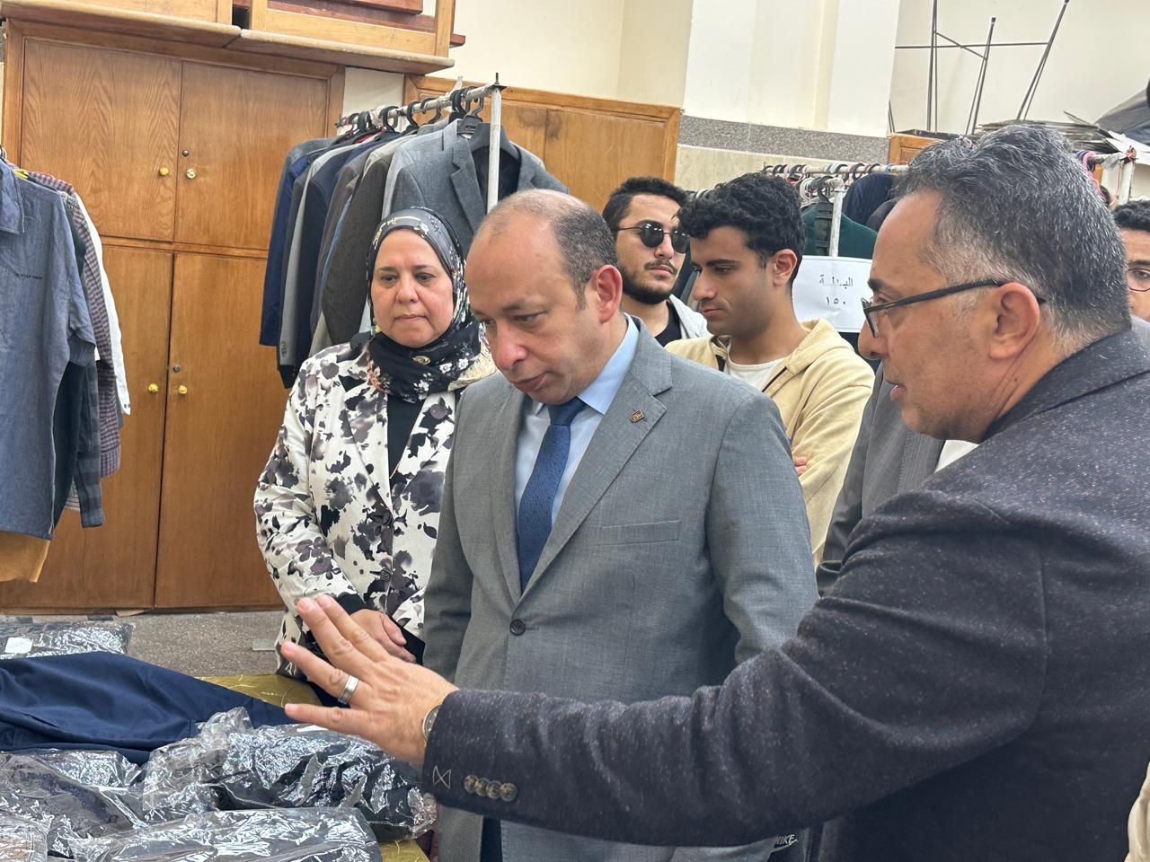 افتتاح المعرض الخيرى السنوى للطلاب بكلية طب قصر العينى.. صور