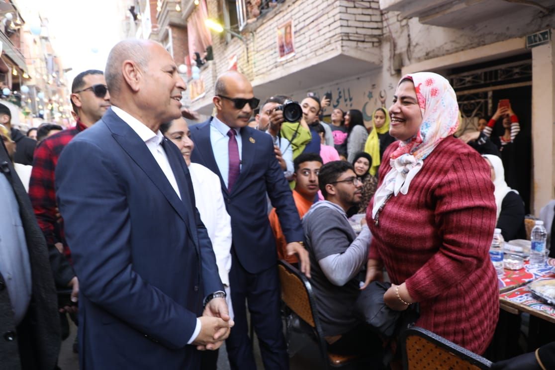 محافظ القاهرة يشارك فى حفل إفطار المطرية.. صور