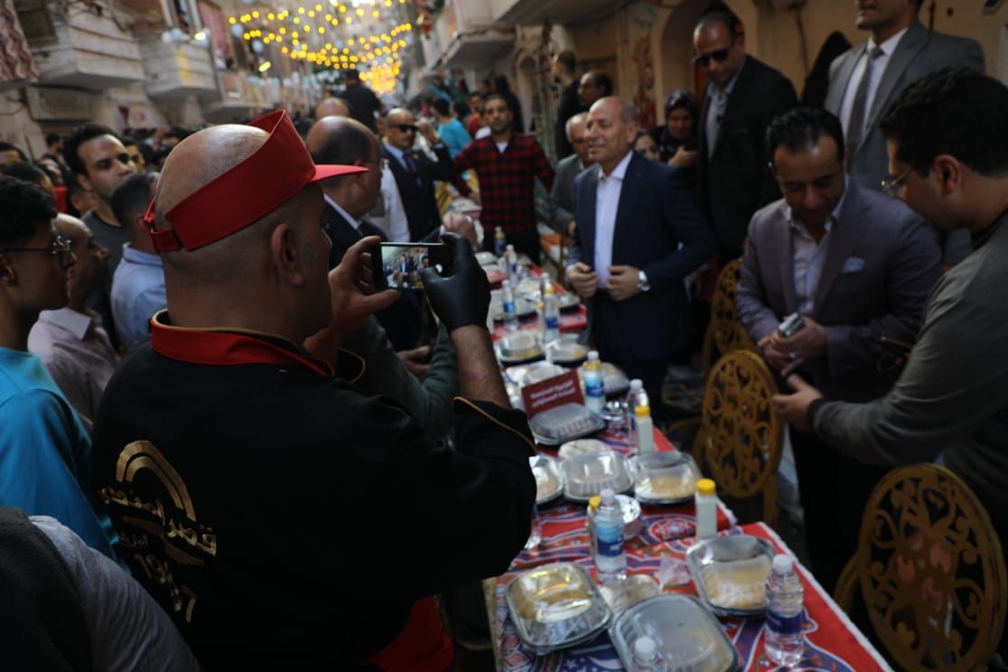محافظ القاهرة يشارك فى حفل إفطار المطرية.. صور