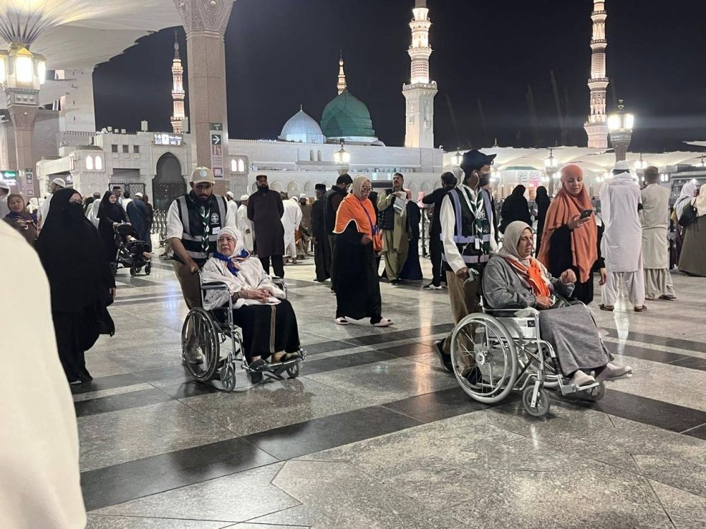 الكشافة يقدمون خدماتهم لزوار المسجد النبوي