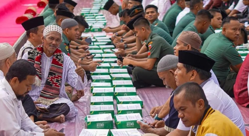 2500 متر.. صور مذهلة لأطول مائدة إفطار أقامتها المملكة في إندونيسيا