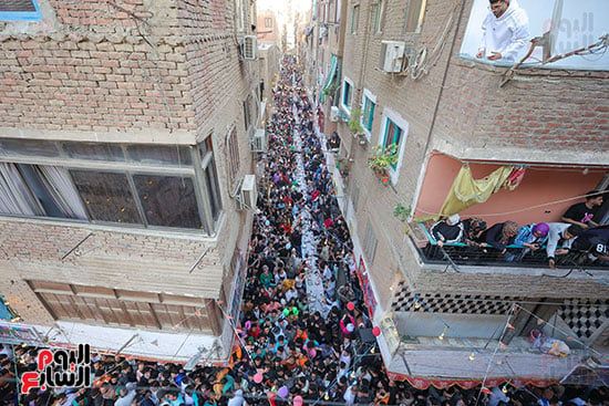 إفطار المطرية.. الآلاف يشاركون في أكبر حفل إفطار جماعى بمصر "صور"