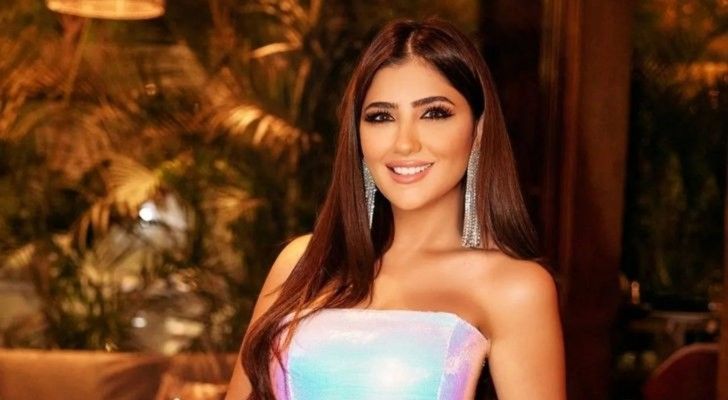 مي عمر بإطلالة أنيقة وراقية بقفطان من المخمل