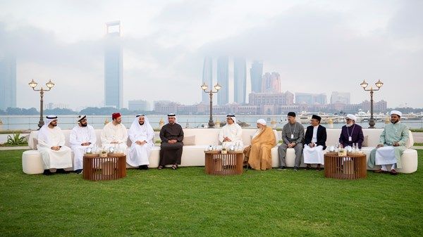 منصور بن زايد يشارك العلماء ضيوف رئيس الدولة وموظفي جهات حكومية في أبوظبي مأدبة الإفطار الرمضاني