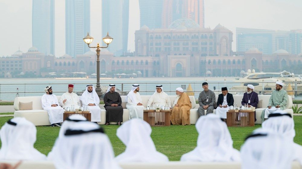 منصور بن زايد يشارك العلماء ضيوف رئيس الدولة وموظفي جهات حكومية في أبوظبي مأدبة الإفطار الرمضاني