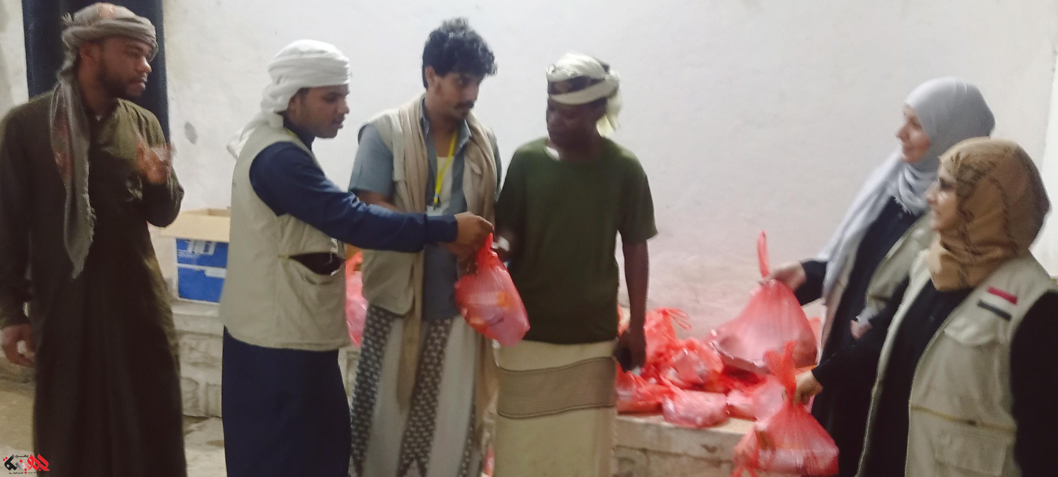 مؤسسة قنوات الأمل للرعاية الإنسانية تقدم 270 وجبة إفطار وعشاء لرجال المرور ونزلاء السجن المركزي في المهرة