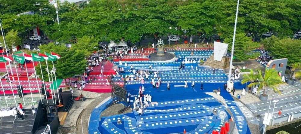 2500 متر.. صور مذهلة لأطول مائدة إفطار أقامتها المملكة في إندونيسيا