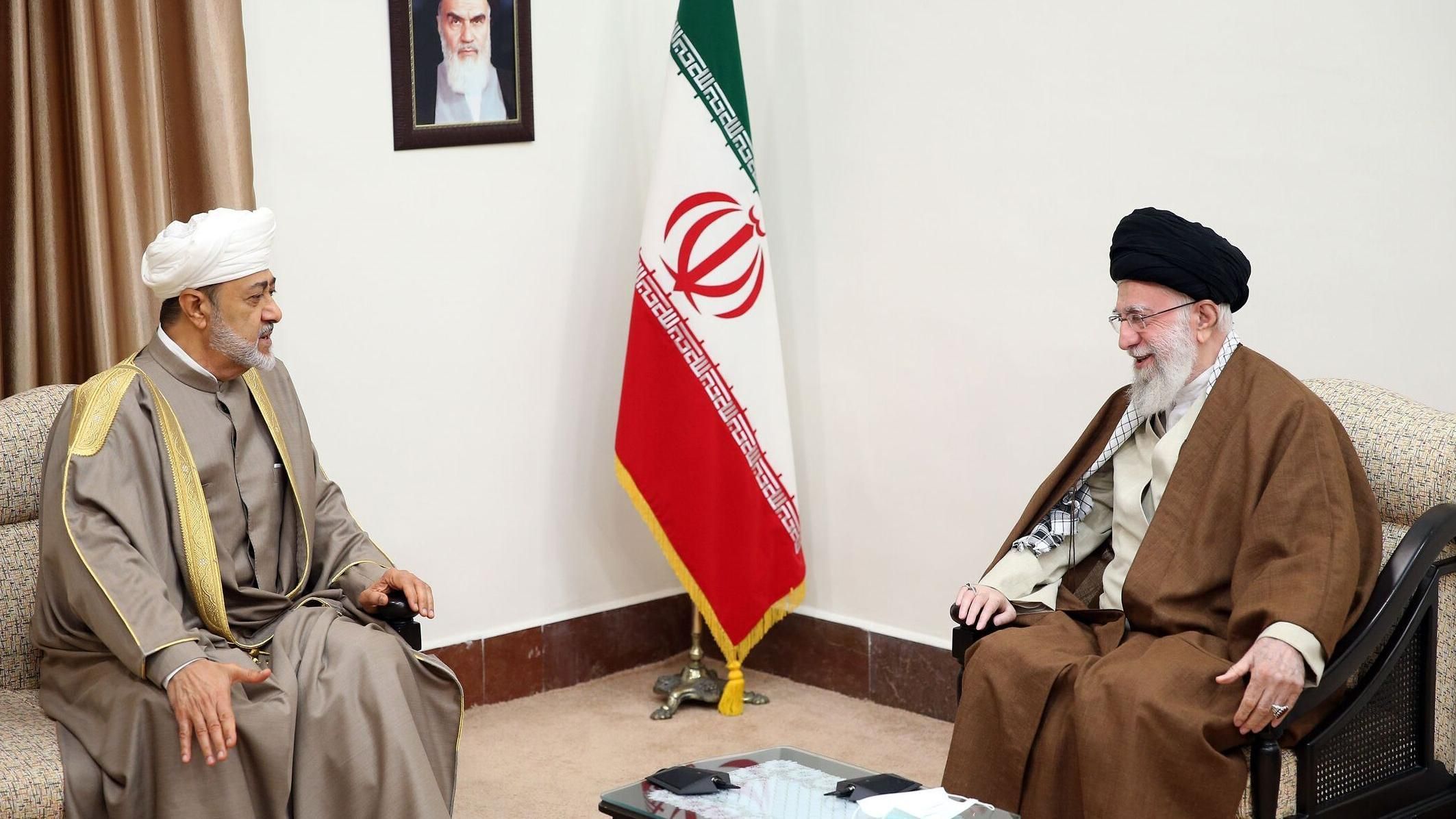 هل حلّت الإمارات مكان سلطنة عُمان في الوساطات الدولية؟