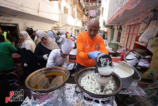 إفطار المطرية.. الآلاف يشاركون في أكبر حفل إفطار جماعى بمصر "صور"