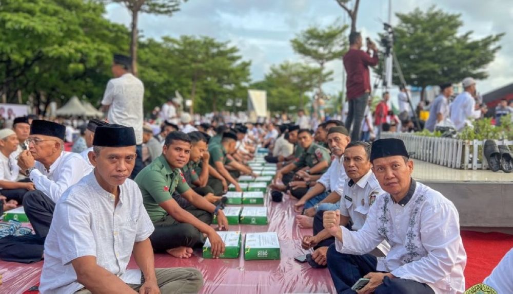 2500 متر.. صور مذهلة لأطول مائدة إفطار أقامتها المملكة في إندونيسيا