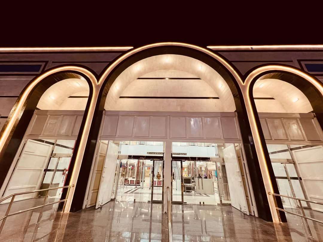 مذيع بقناة إماراتية يعلق على إفتتاح عدن مول مجددآ