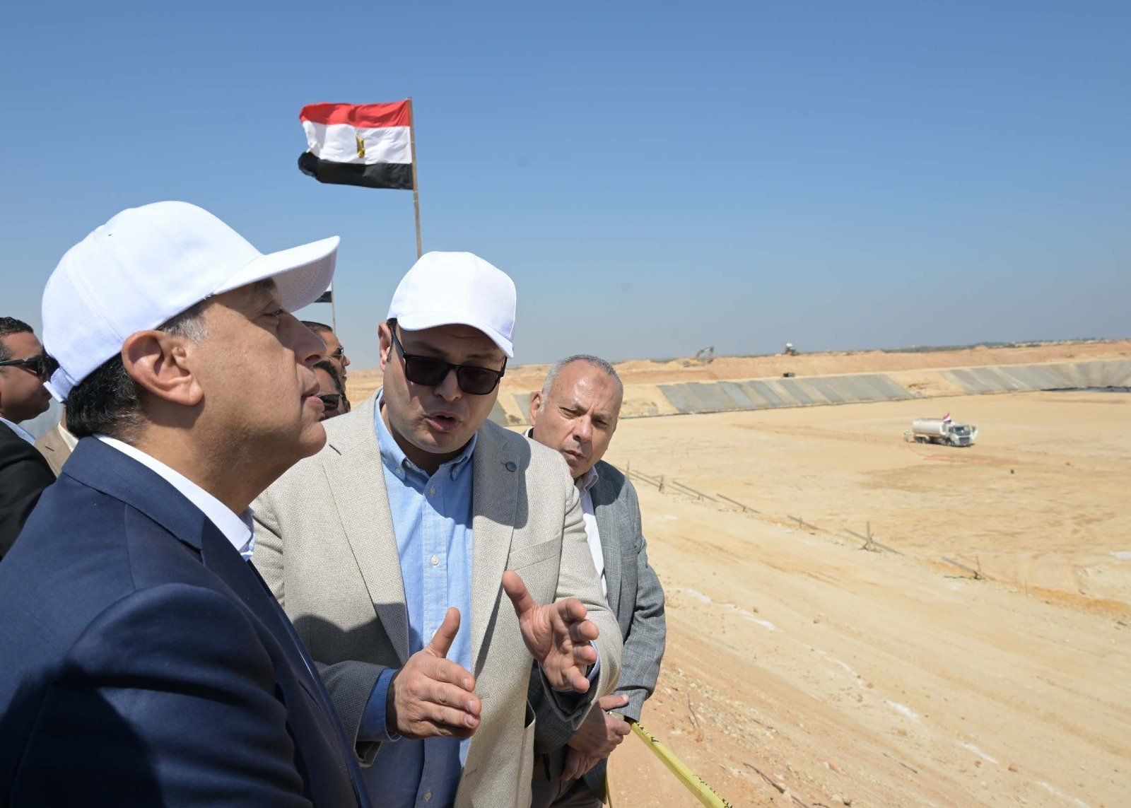 رئيس الوزراء يتفقد أعمال إنشاء محطة الصرف الصحى الصناعى بالعاشر من رمضان