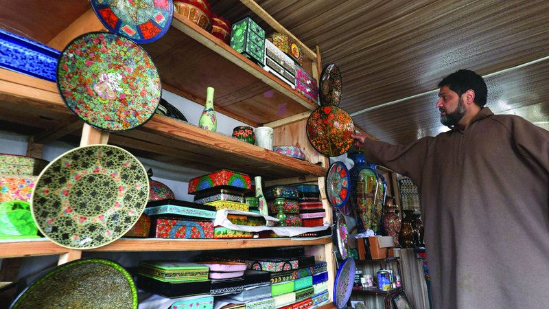 الامارات | هنود يحافظون على مهنة تقليدية في مواجهة البدائل البلاستيكية