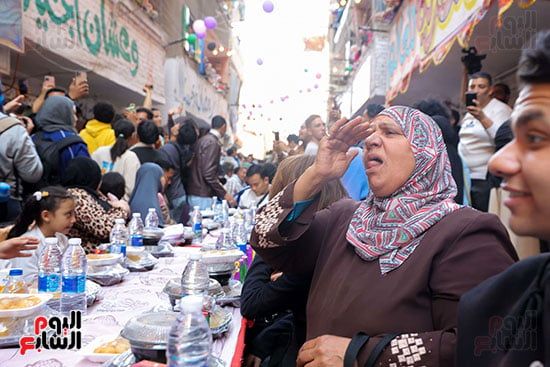 إفطار المطرية.. الآلاف يشاركون في أكبر حفل إفطار جماعى بمصر "صور"