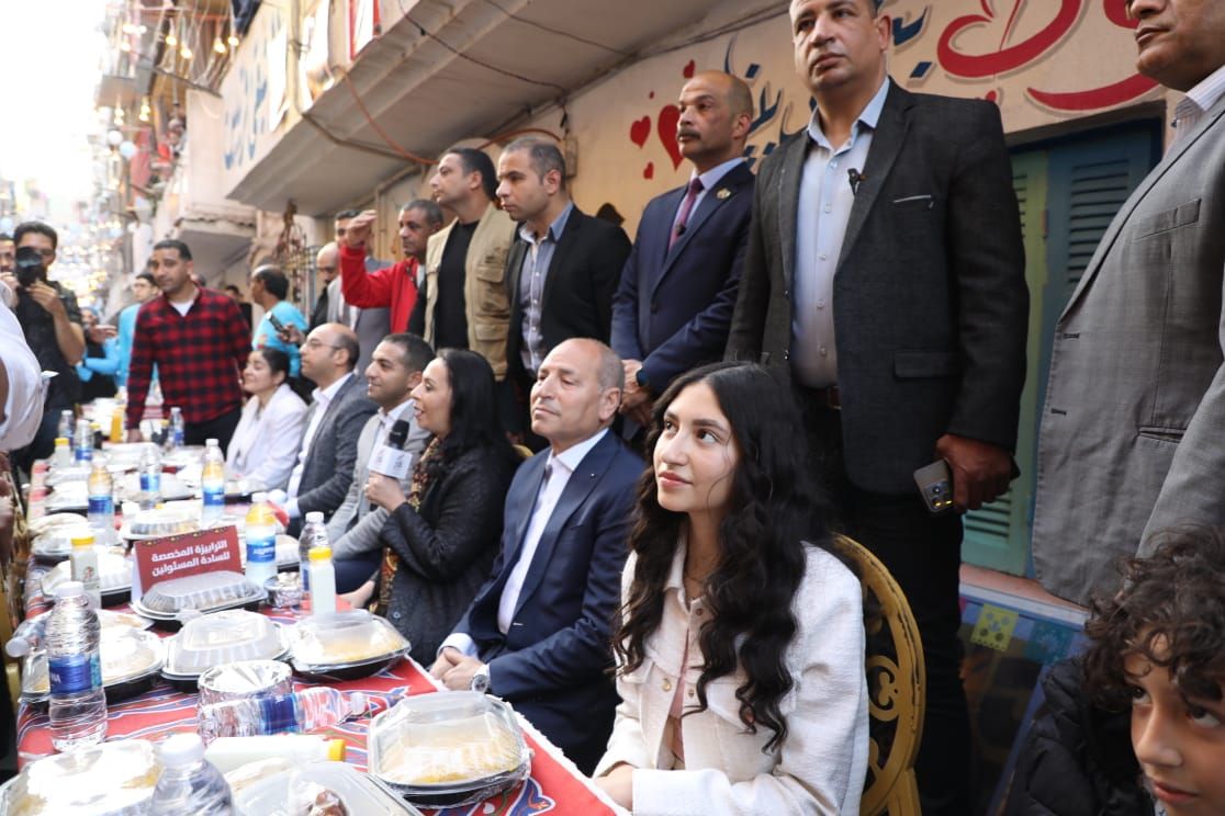 وزيرا الأوقاف والتضامن ومحافظ القاهرة يشاركون فى حفل إفطار المطرية.. صور