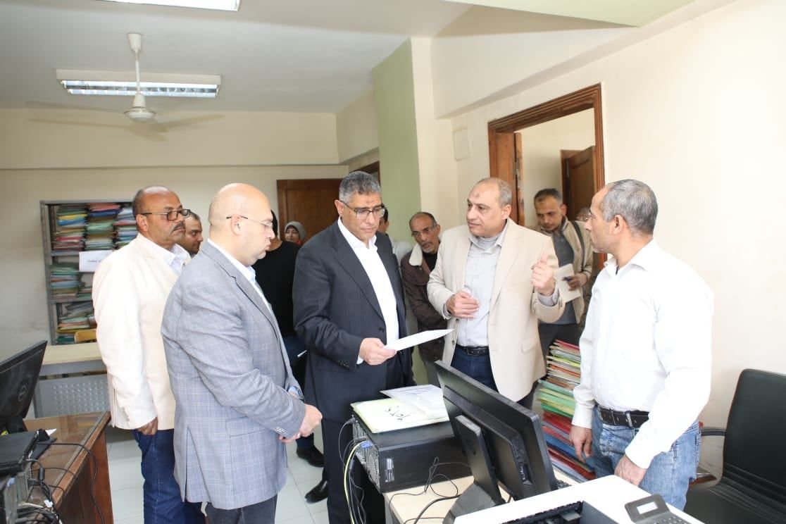 محافظ الجيزة يشدد على تنظيم وأرشفة ملفات التصالح فى مخالفات البناء