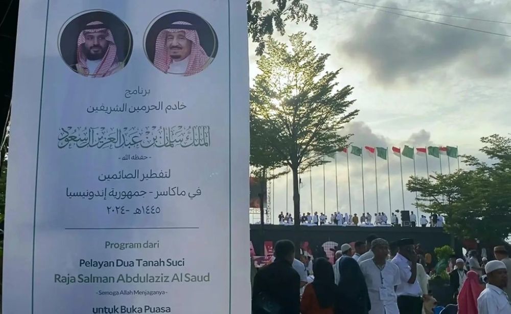 2500 متر.. صور مذهلة لأطول مائدة إفطار أقامتها المملكة في إندونيسيا