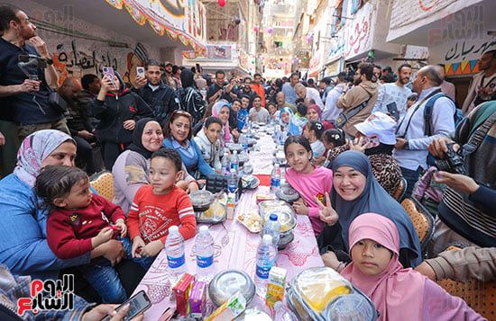 إفطار المطرية.. الآلاف يشاركون في أكبر حفل إفطار جماعى بمصر "صور"
