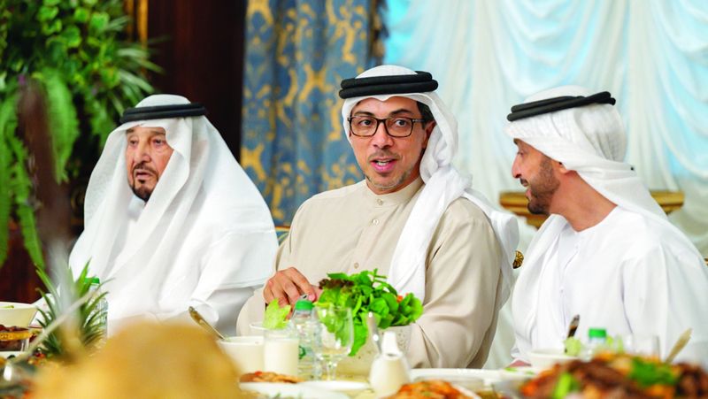 الامارات | منصور بن زايد يحضر مأدبة إفطار أقامها محمد بن بطي آل حامد