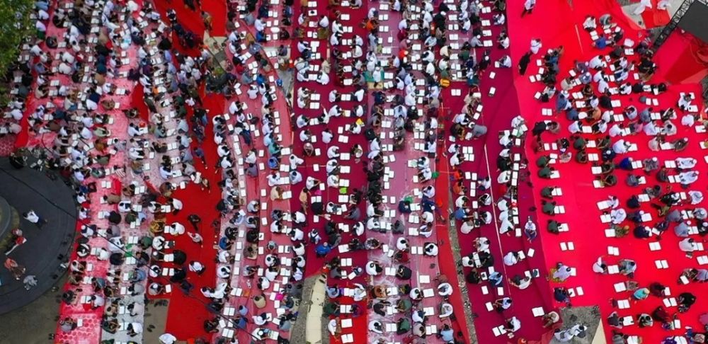 2500 متر.. صور مذهلة لأطول مائدة إفطار أقامتها المملكة في إندونيسيا