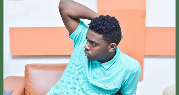 شاهد بالفيديو.. شبيه الفنان مأمون سوار الدهب يقلده بطريقة مضحكة وساخرون: (نفس الدواء بس شركة تانية)