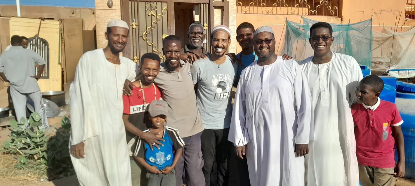 شاهد بالفيديو.. من داخل أحد مساجد “شمبات”.. الفنان طه سليمان يطرب جيرانه بالحي بمدحة “مصر المؤمنة”