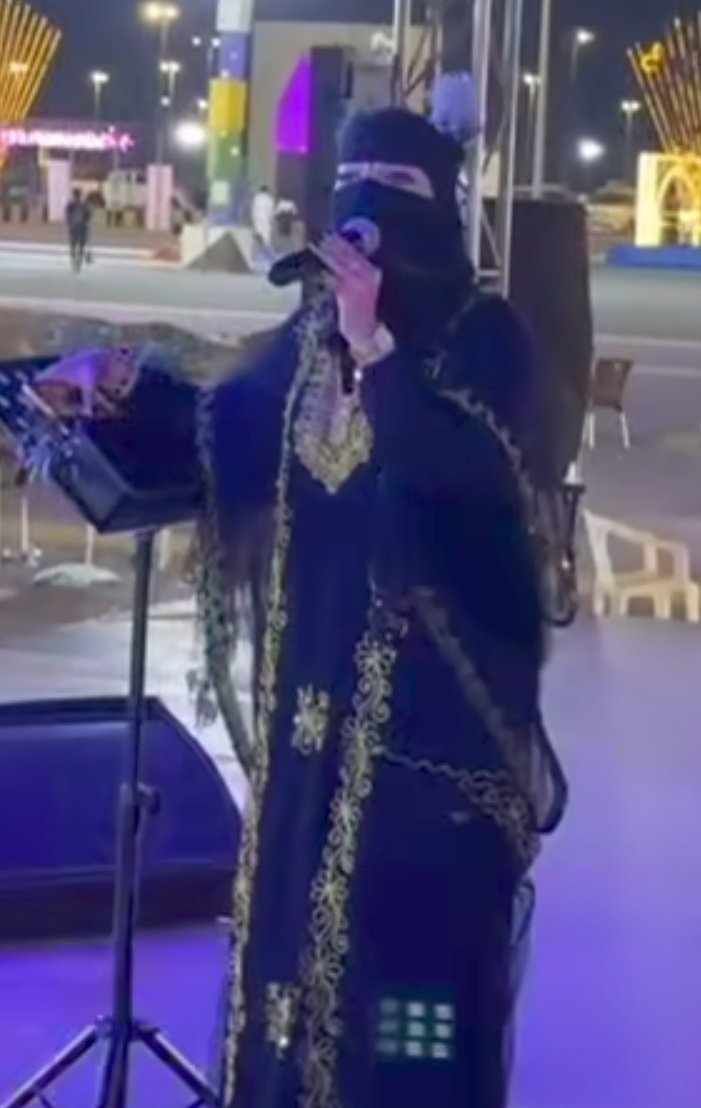 شاهد بالصورة والفيديو.. فنانة خليجية “منقبة” تغني الأغنية السودانية “الليلة بالليل نمشي شارع النيل” وتضيف لها أبيات من عندها (معزومة جبنة بي شيشة)