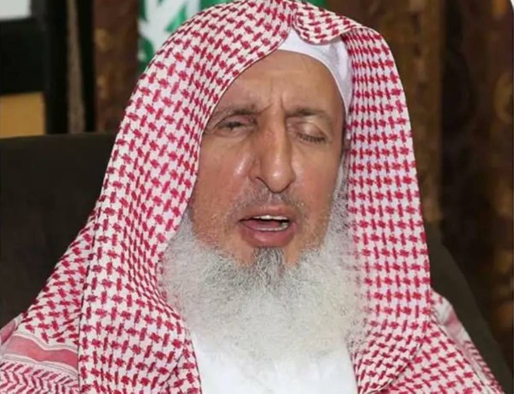 مفتي عام المملكة: تصوير وبثّ الصلوات على الهواء مباشرة مسألة خطيرة قد تنافي الإخلاص