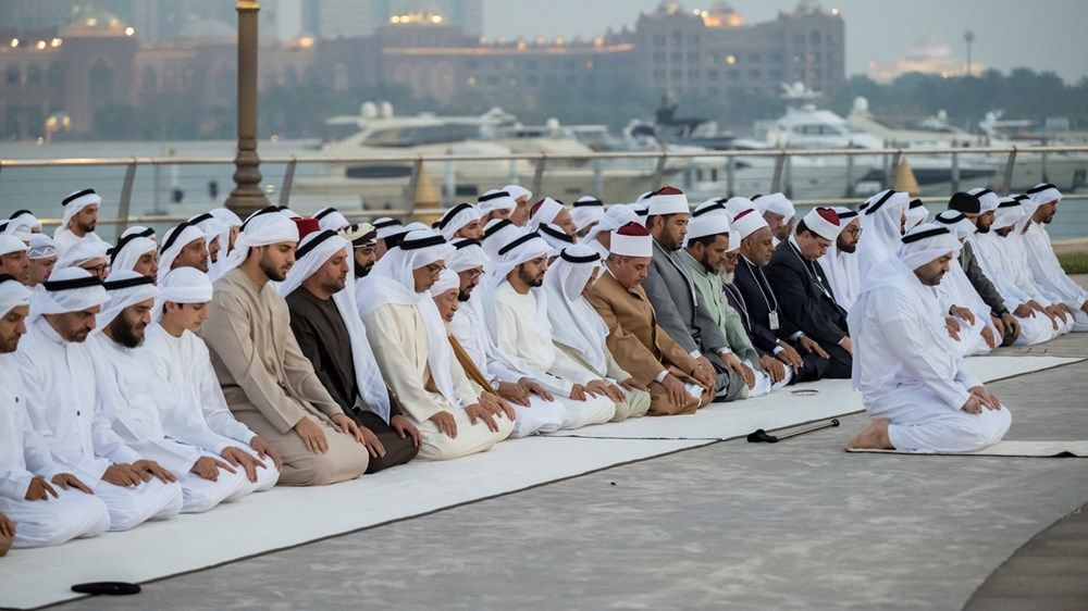 منصور بن زايد يشارك العلماء ضيوف رئيس الدولة وموظفي جهات حكومية في أبوظبي مأدبة الإفطار الرمضاني