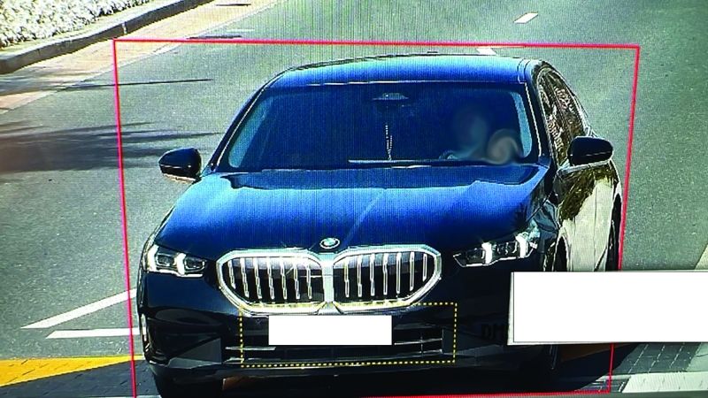 الامارات | «رادارات دبي الذكية» ترصد سائقاً أجلس طفله في حضنه أثناء القيادة