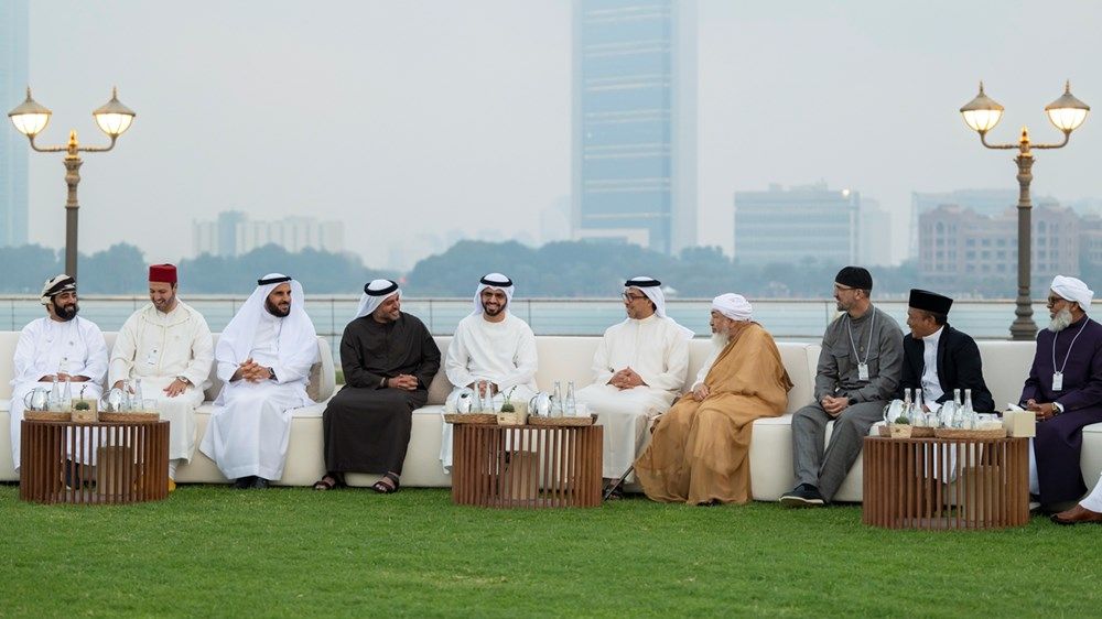 منصور بن زايد يشارك العلماء ضيوف رئيس الدولة وموظفي جهات حكومية في أبوظبي مأدبة الإفطار الرمضاني