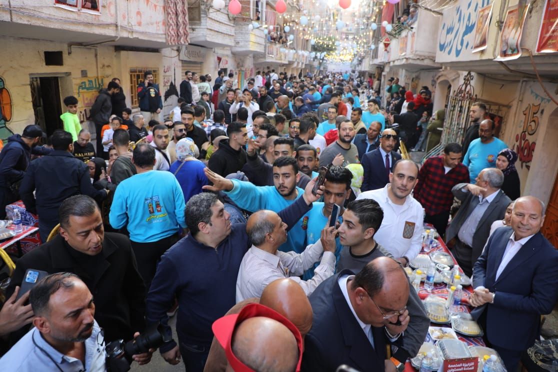 محافظ القاهرة يشارك فى حفل إفطار المطرية.. صور