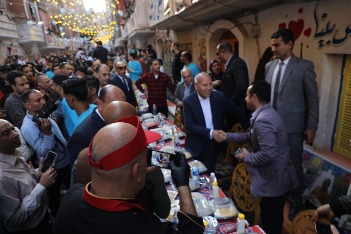 محافظ القاهرة يشارك فى حفل إفطار المطرية.. صور